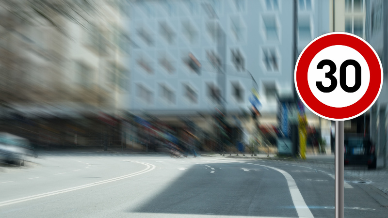 Cartello 30kmh con strade e palazzi